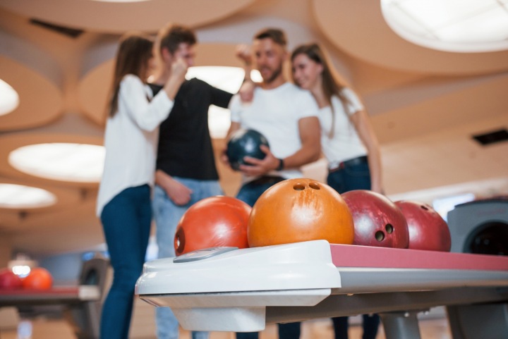 Skupina lidí hraje bowling