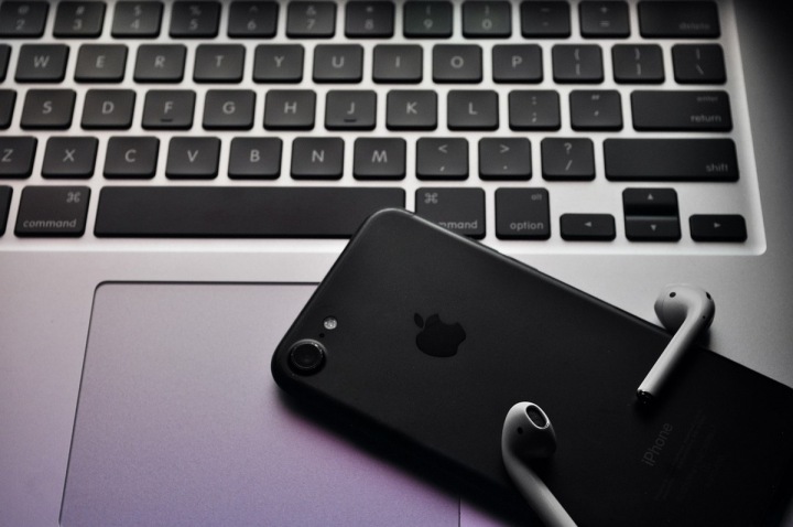 Sluchátka od značky Apple. Sluchátka od značky Apple.