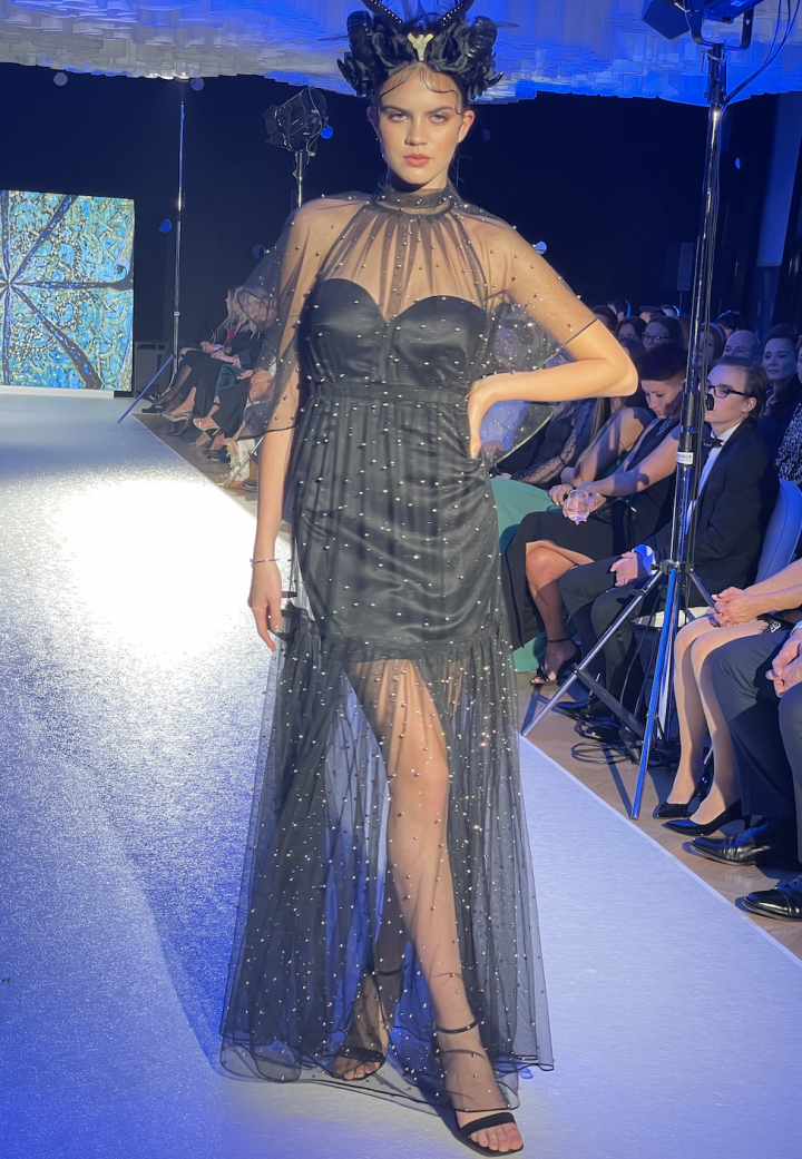 Modelka v černé mini róbě s luxusním tylem zdobeným kamínky. 
