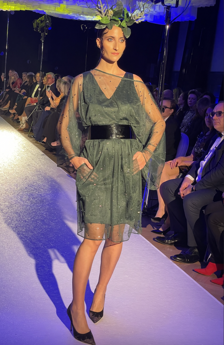 Modelka v khaki róbě se zdobeným tylem. 