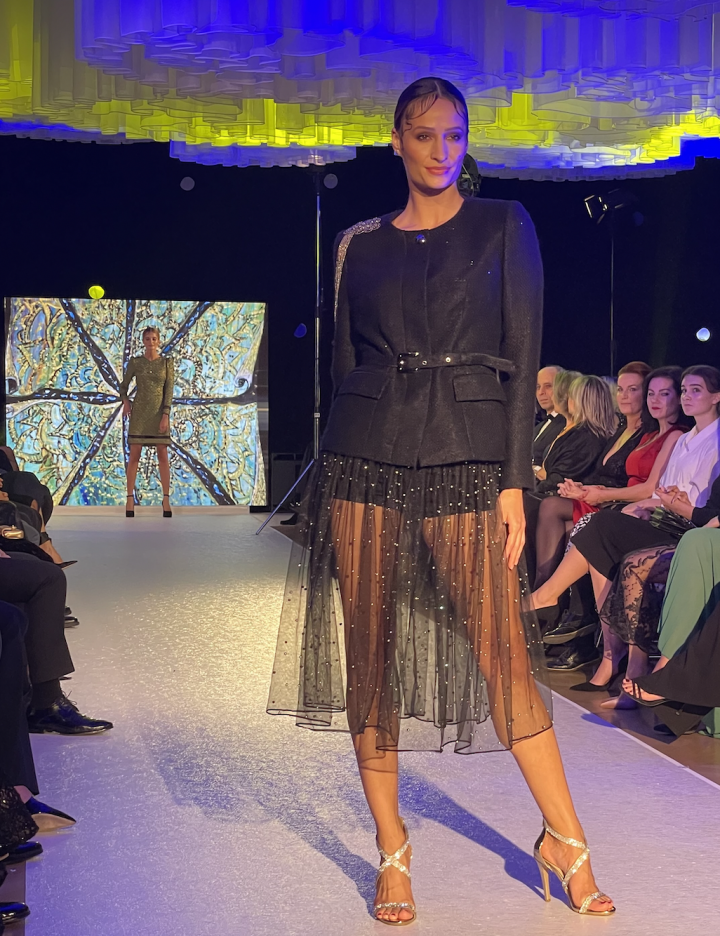 černé sako s páskem se zdobenou průhlednou tylovou sukní. 