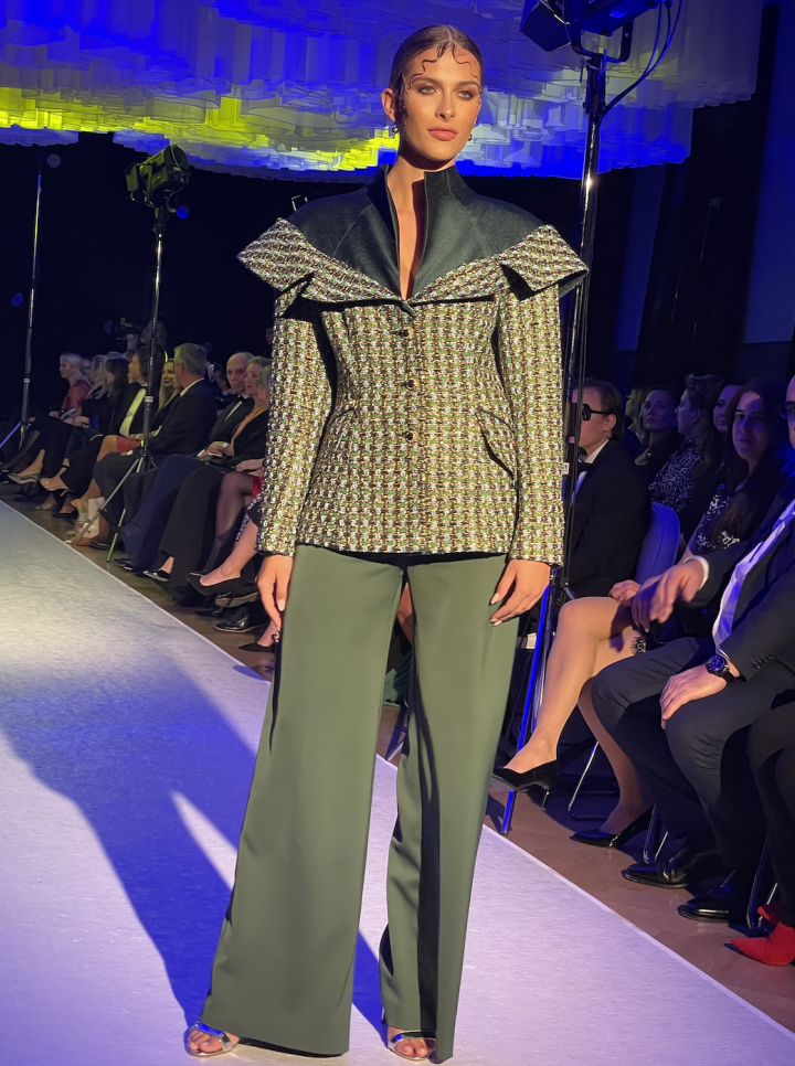 Modelka v zeleném kostýmku. 