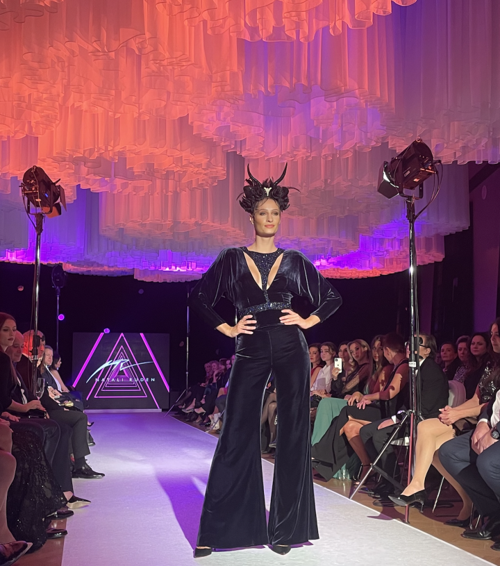 Modelka v černém sametovém overalu. 