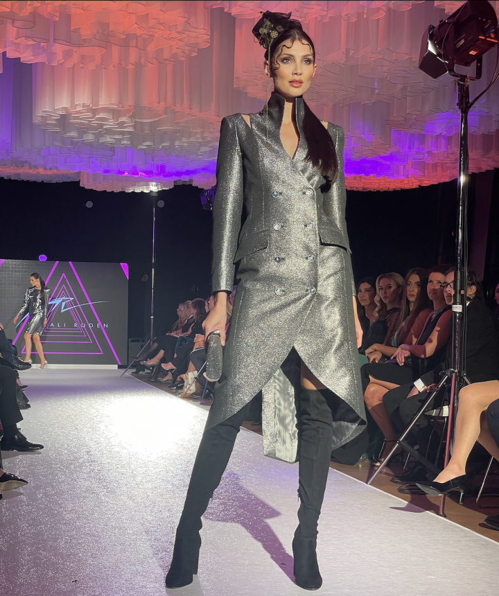 Karolina Kopincová v luxusním třpytivém modelu. 