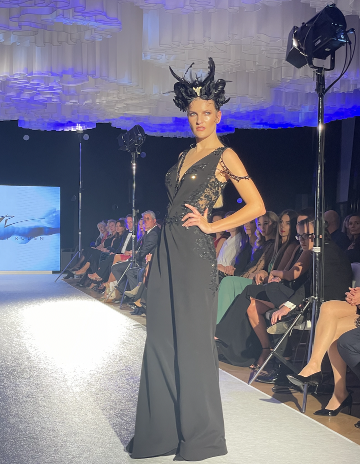 Modelka v černém overalu s krajkovým zdobením. 