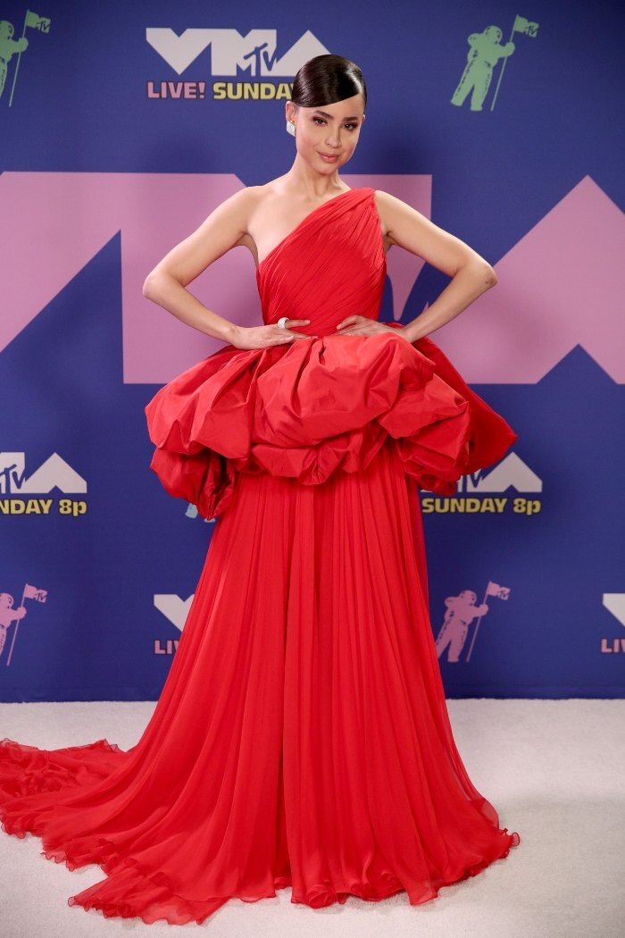 Sofia Carson v červených šatech Giambattista Valli Sofia Carson v červených šatech Giambattista Valli
