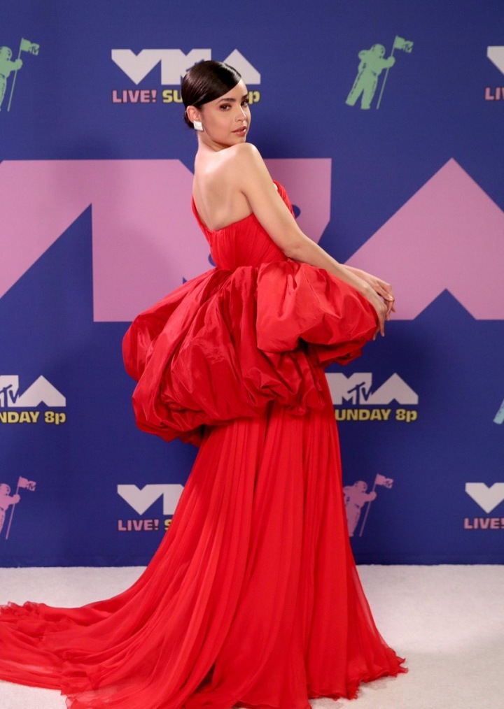 Sofia Carson v červených šatech Giambattista Valli Sofia Carson v červených šatech Giambattista Valli