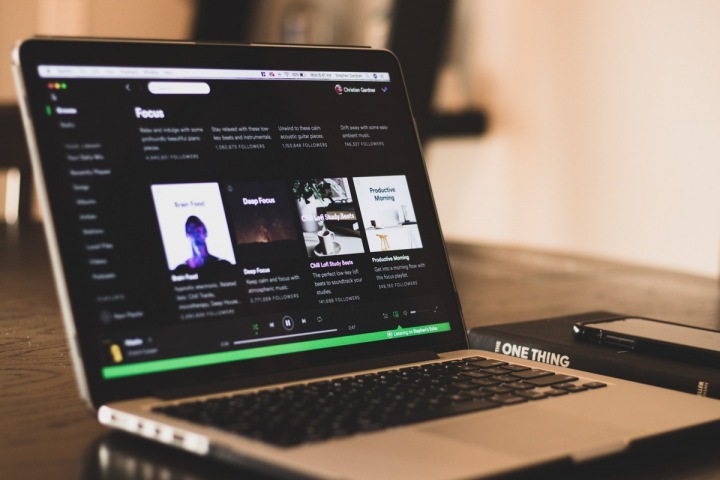 Hudební aplikace Spotify na notebooku Hudební aplikace Spotify na notebooku