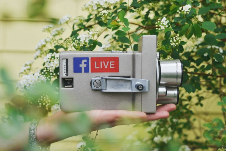 Stará analogová kamera s logem Facebooku Stará analogová kamera s logem Facebooku