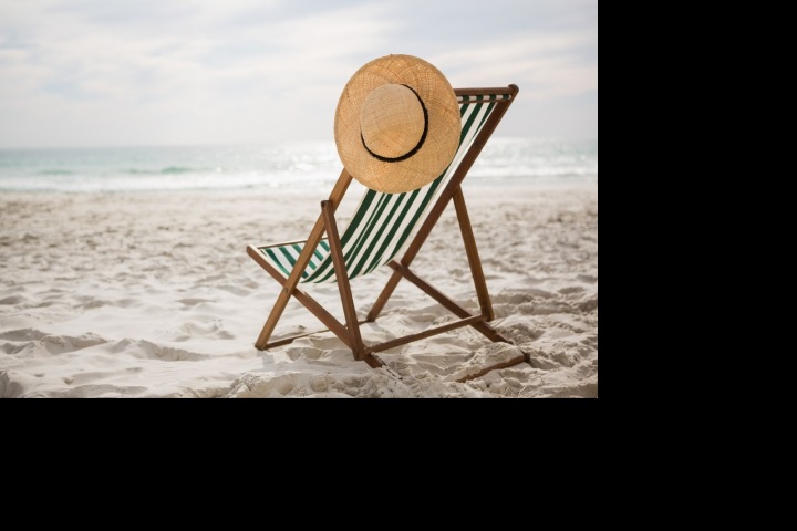 Plážové lehátko s kloboukem