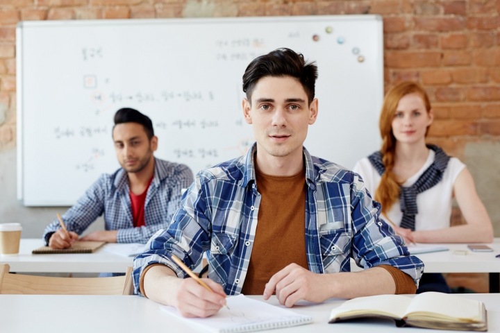 Studenti ve školních lavicích. Studenti ve školních lavicích.