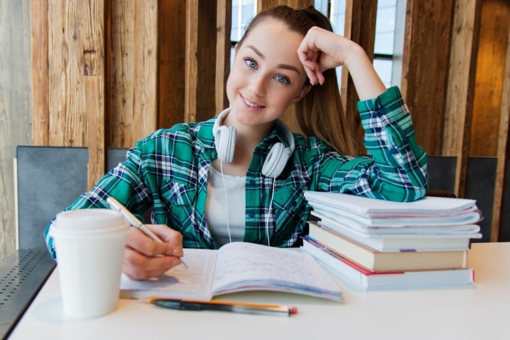 Studentka v knihovně. Studentka v knihovně.