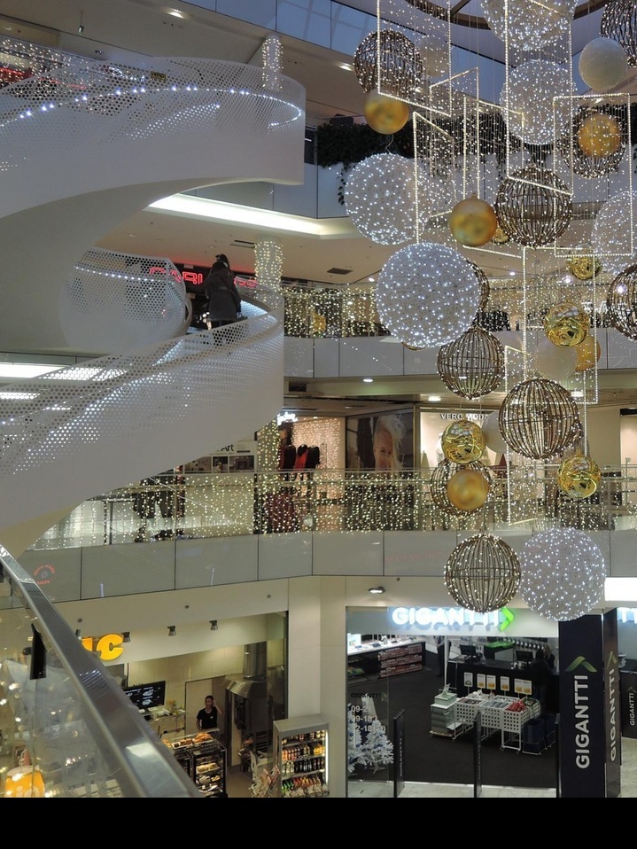 Obchodníci budou na energiích šetřit