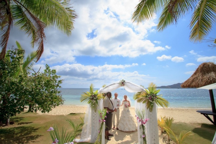 Obřad se koná na bílé písčité pláži.