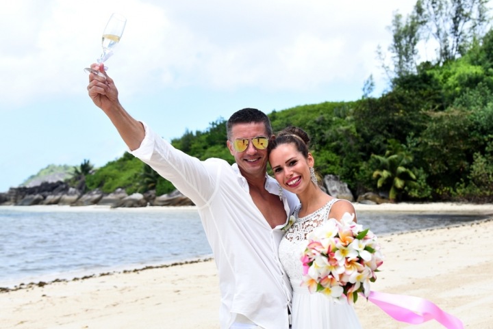 Fotit se můžete na Seychelách bez roušky, na obřadu ji však budete potřebovat.