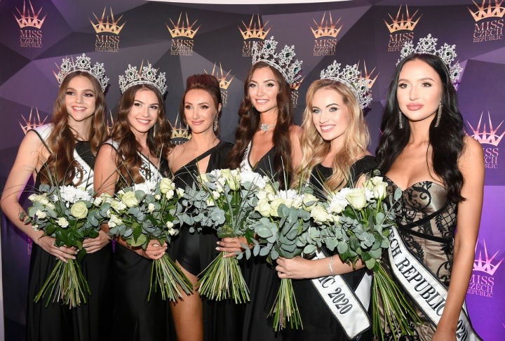 Taťána Makarenko s vítězkami Miss Czech Republic 2020 Taťána Makarenko s vítězkami Miss Czech Republic 2020