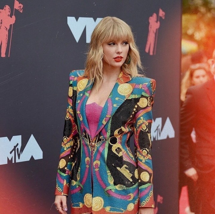 Taylor Swift pózuje v pestrobarevném outfitu Taylor Swift pózuje v pestrobarevném outfitu