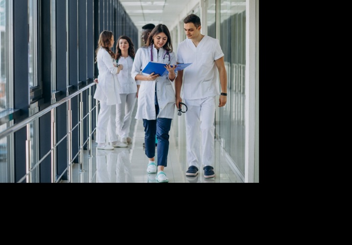 Na obrázku jsou mladí lékaři