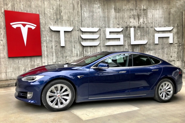 Tesla Model S Bluefire ve švýcarském Tesla Servicecenter