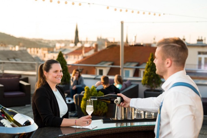 The Roof, bar na střeše hotelu Novotel The Roof, bar na střeše hotelu Novotel