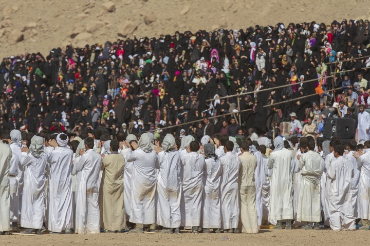 V zemi utahují šrouby