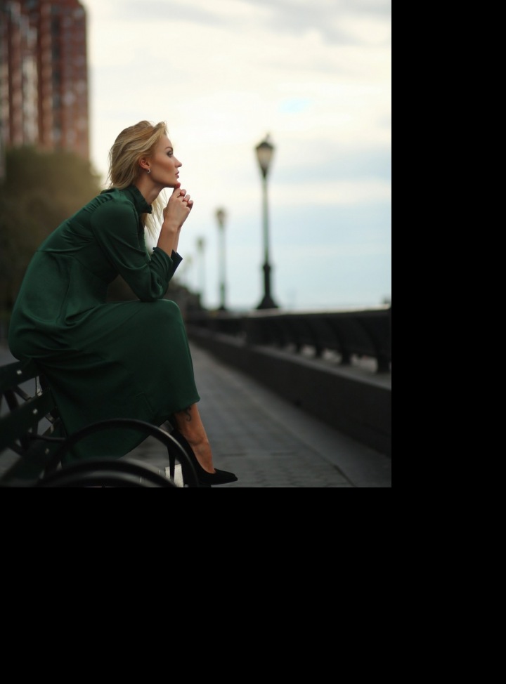 Osamělá žena hledící do dáli