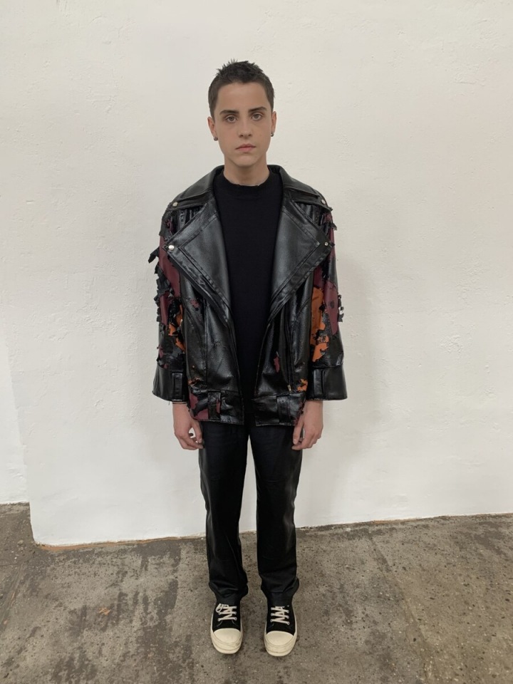 Roztrhaná kožená bunda byla k nepřehlédnutí