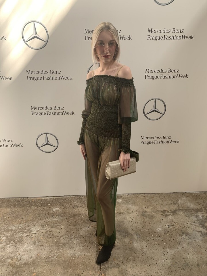 Dívka v průsvitné látce