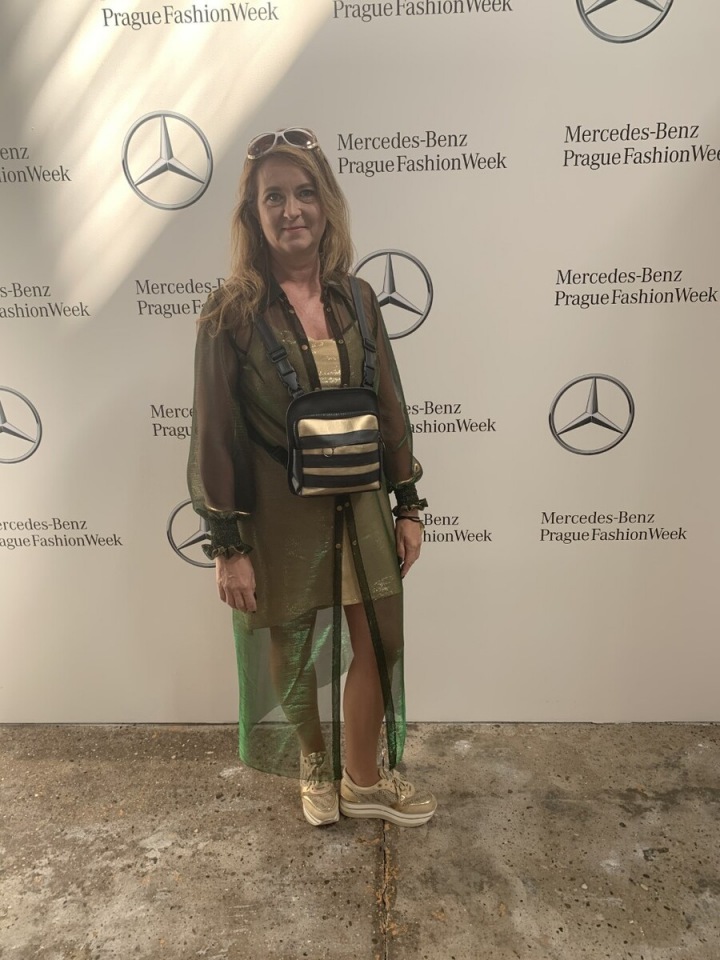 Dáma zvolila průsvitný přehoz