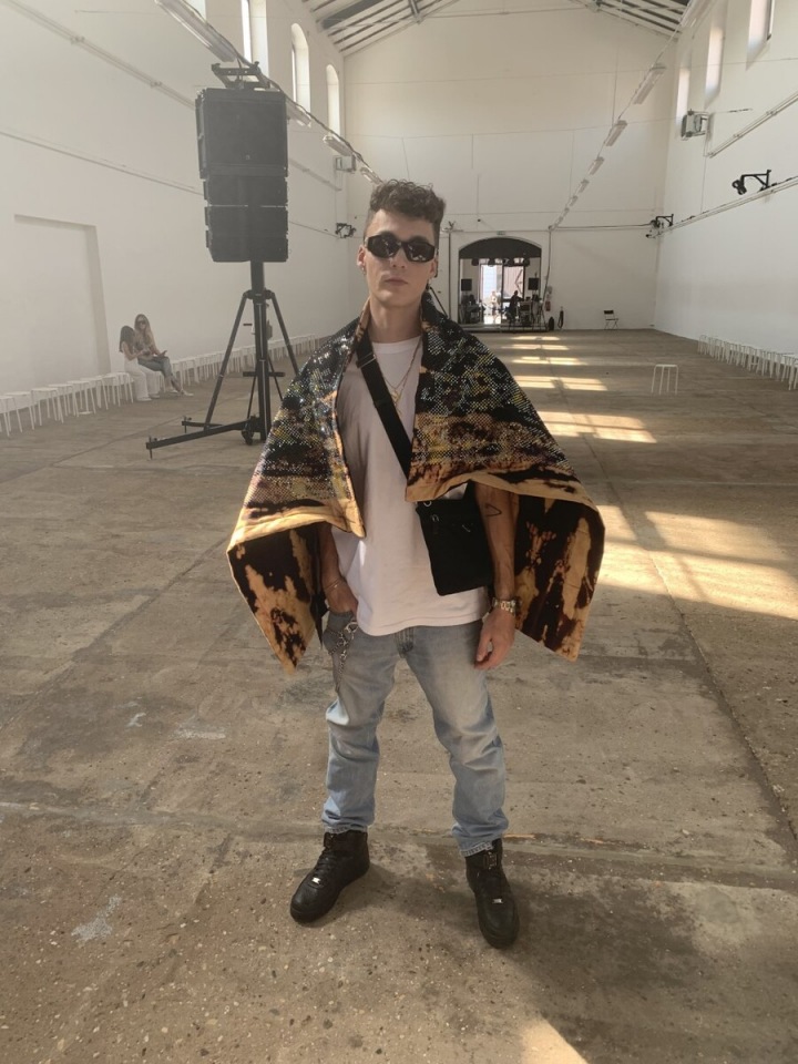 Flitrované pončo bylo zajímavým doplňkem