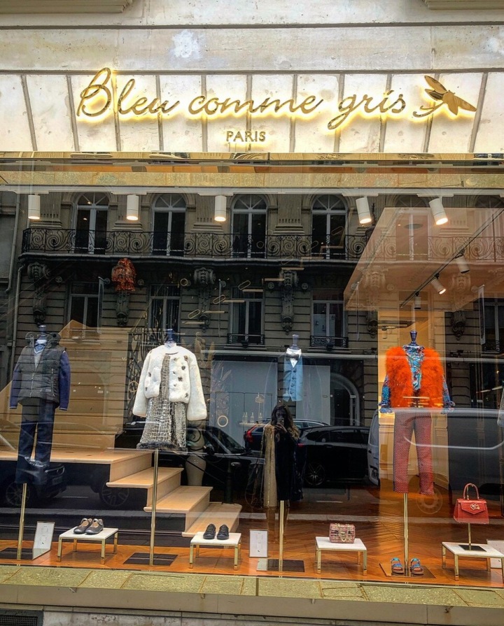 Butik luxusní módy pro maých princů a princezny Bleu comme gris.Nachází se na ulici Francois 1er.