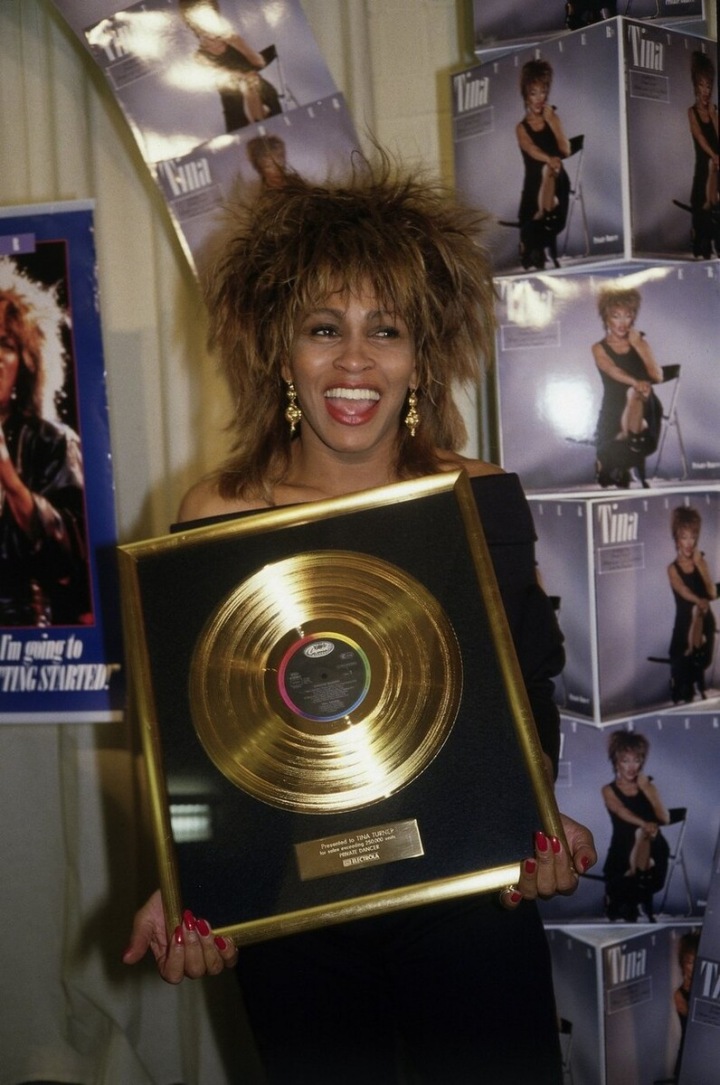 Tina Turner se zlatou deskou Tina Turner se zlatou deskou