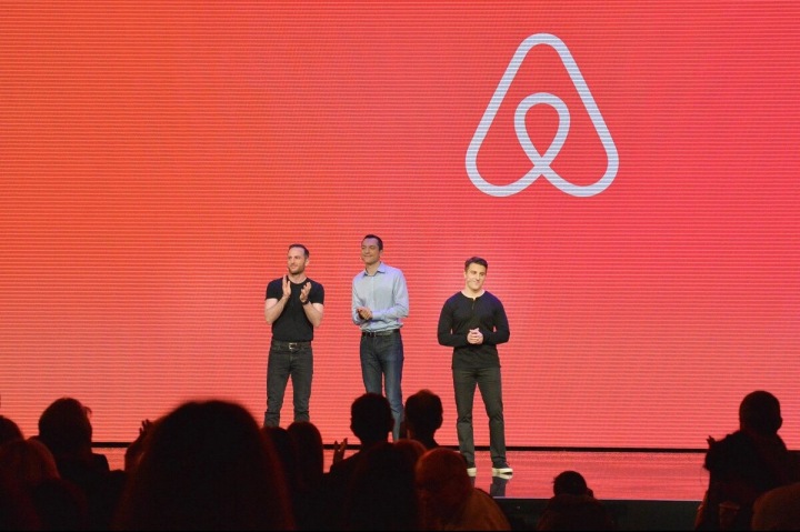 Tři zakladatelé firmy Airbnb. Tři zakladatelé firmy Airbnb.