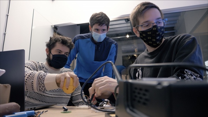 Trojice studentů, která powerbanku vyvinula Trojice studentů, která powerbanku vyvinula