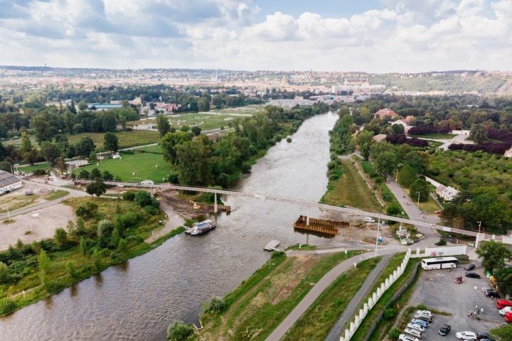 Trojská lávka vedoucí přes řeku Vltavu. Trojská lávka vedoucí přes řeku Vltavu.
