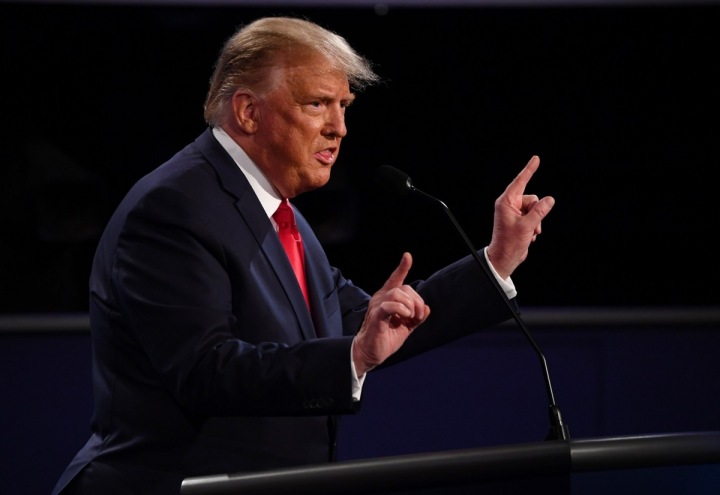 Trump v černém obleku během prezidenské debaty Trump v černém obleku během prezidenské debaty