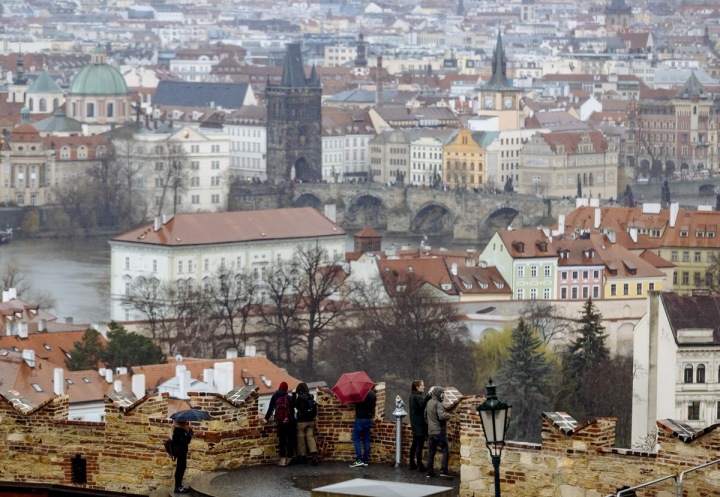 Turisté na vyhlídce v Praze. Turisté na vyhlídce v Praze.