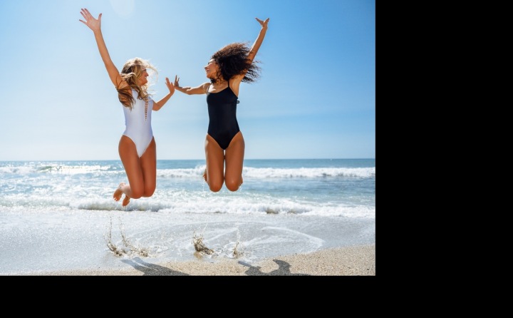 Dvě kamarádky na pláži.