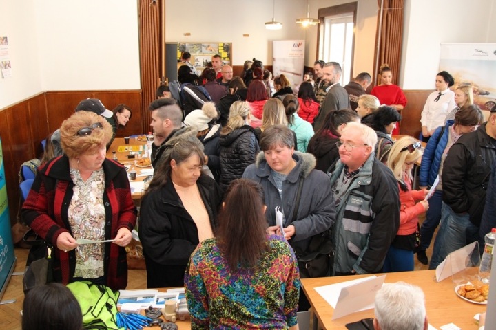 Nezaměstnaní si hledají zaměstnání