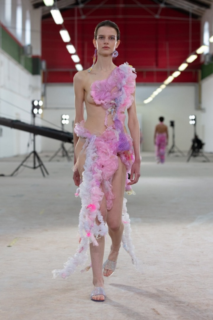 Model z ateliéru VAAN GRAF JUNIOR. 