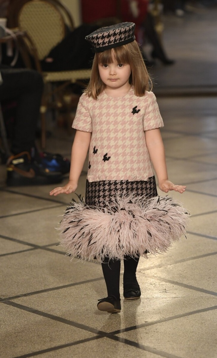 Malá holčička šla po mole velmi sebejistě