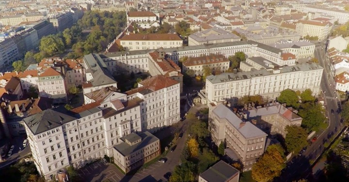 Ve Všeobecné fakultní nemocnici v Praze zachránili Robertovi život. Ve Všeobecné fakultní nemocnici v Praze zachránili Robertovi život.
