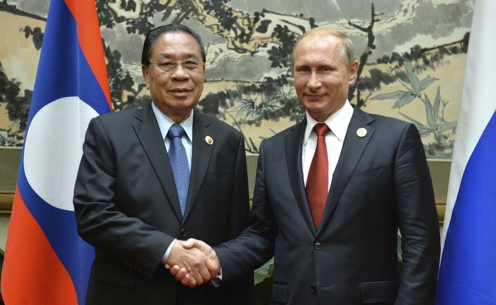 Bývalý prezident Laosu Choummaly Sayasone s ruským prezidentem Vladimirem Putinem Bývalý prezident Laosu Choummaly Sayasone s ruským prezidentem Vladimirem Putinem
