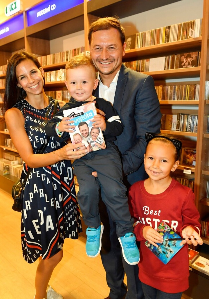 Vojtěch Bernatský s manželkou a dětmi. Vojtěch Bernatský s manželkou a dětmi.