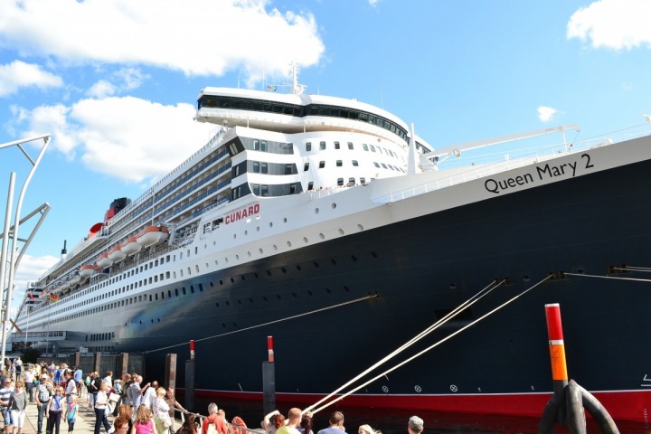 Výletní loď Queen Mary 2 v detailu. Výletní loď Queen Mary 2 v detailu.