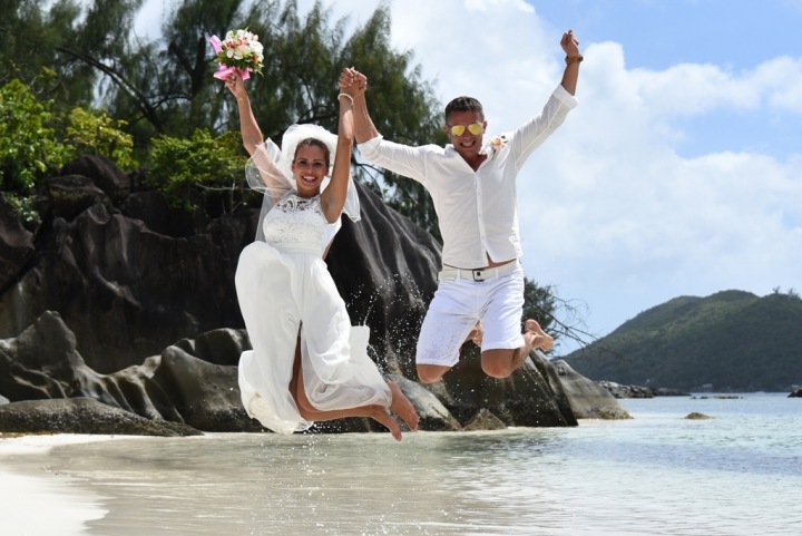 Na Seychelách trávil svatební cestu i George Clooney s manželkou nebo Brad Pitt s Angelinou Jolie.