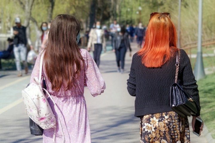 Ženy se procházejí na ulici s rouškou na obličeji