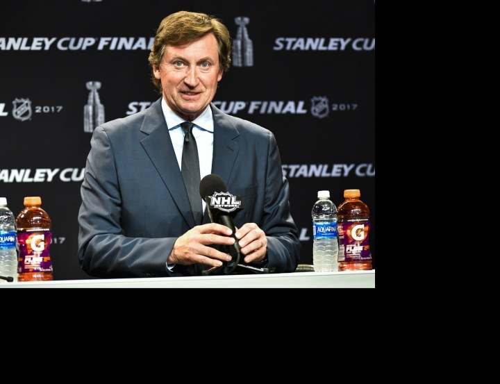 Wayne Douglas Gretzky na tiskové konferenci NHL Wayne Douglas Gretzky na tiskové konferenci NHL