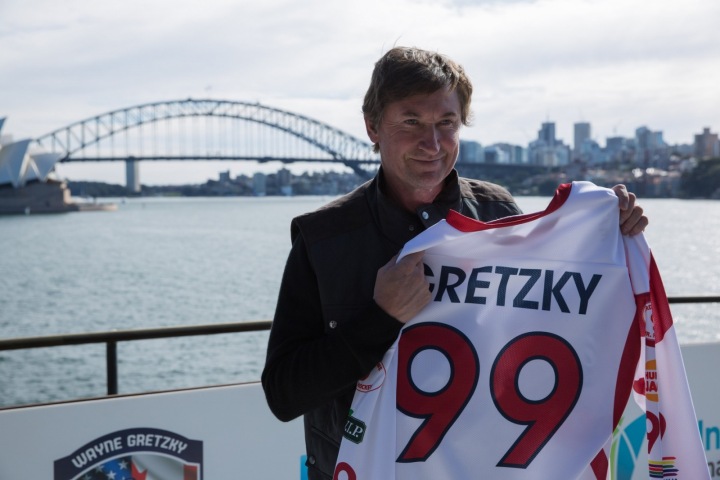 Wayne Gretzky se svým dresem