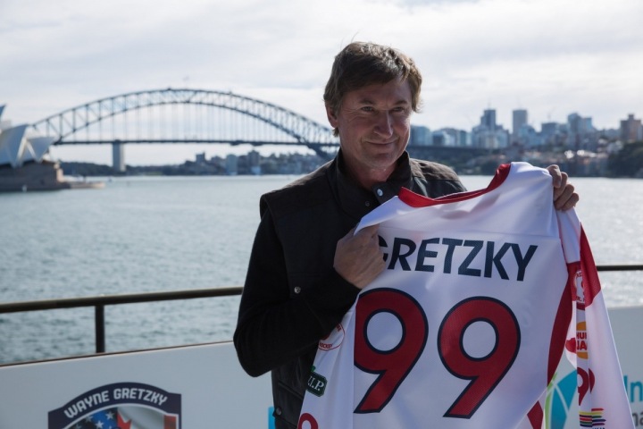Wayne Gretzky se svým dresem Wayne Gretzky se svým dresem